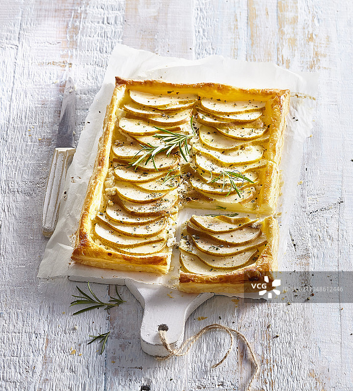 蜂蜜迷迭香梨子蛋糕图片素材