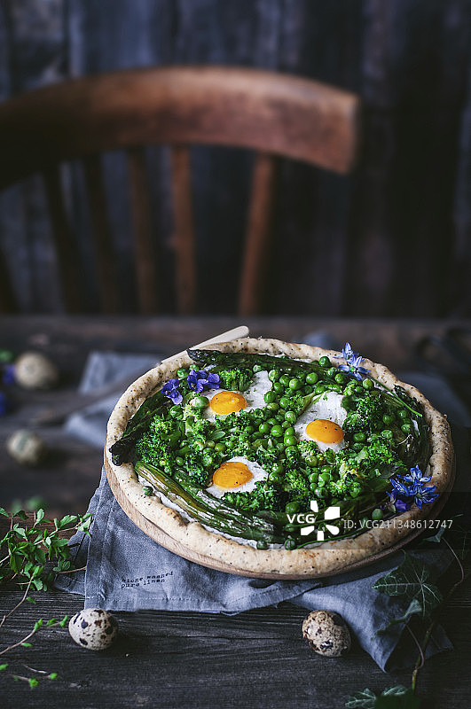复活节蔬菜馅饼配鹌鹑蛋图片素材