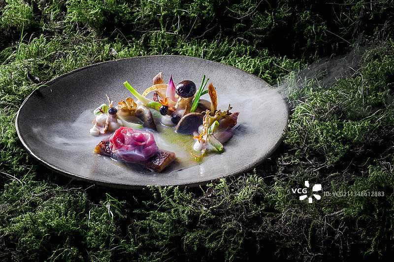 现代海陆双拼：牛排配炸鱼、蘑菇和生菜图片素材