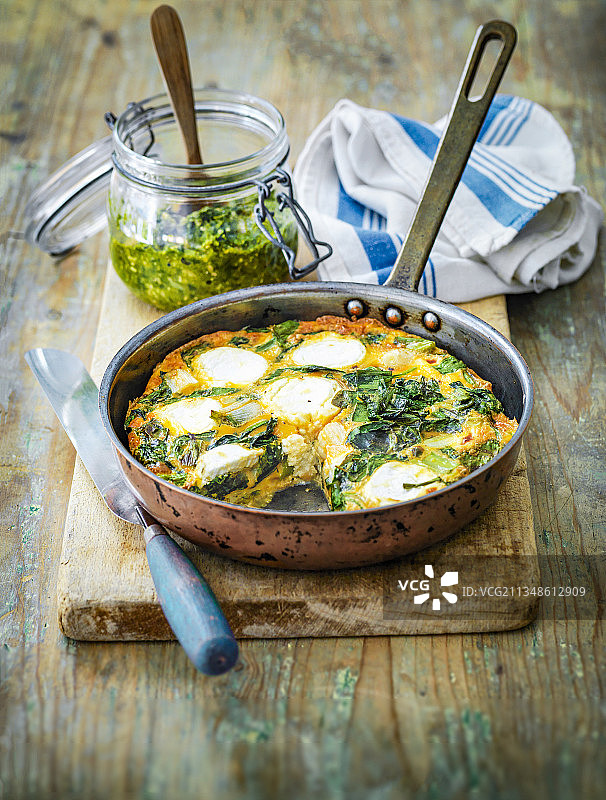 山羊奶酪蔬菜煎蛋饼，搭配香蒜酱图片素材