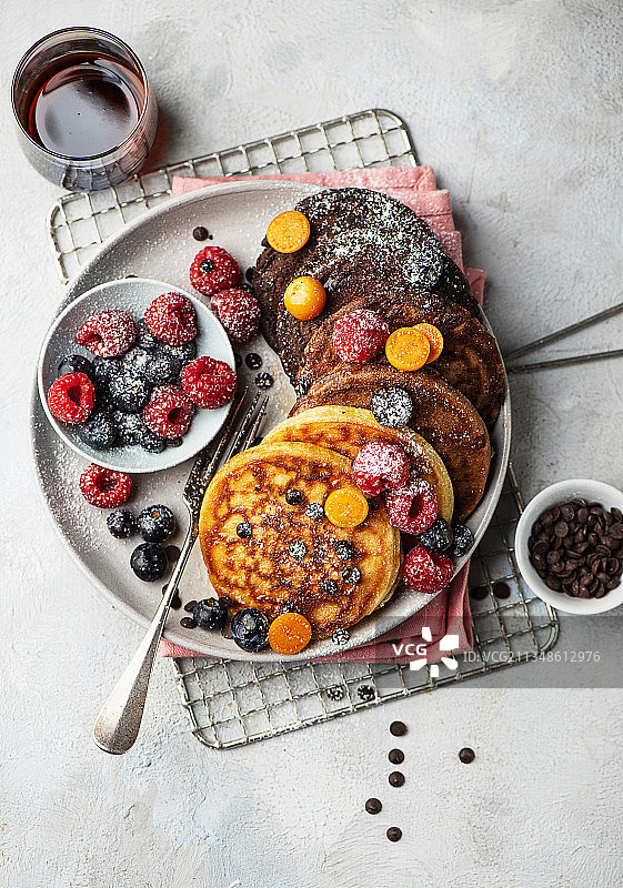 浆果醋栗枫糖浆薄煎饼图片素材