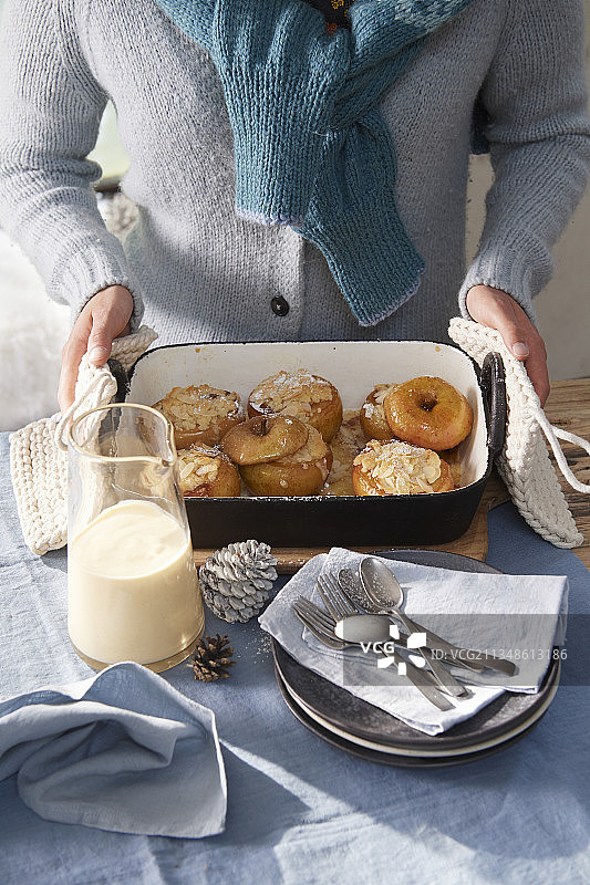 杏仁蛋白软糖奶油烤苹果图片素材