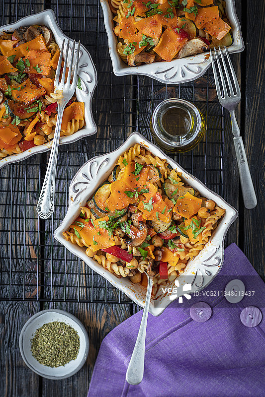 鹰嘴豆蔬菜烤意面配纯素奶酪图片素材