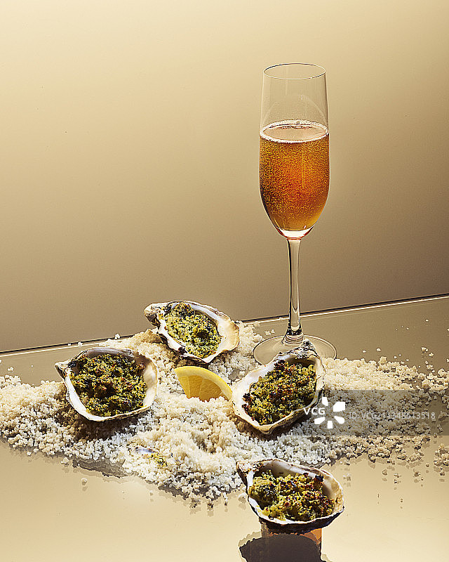 焗烤生蚝配茶和香槟鸡尾酒图片素材