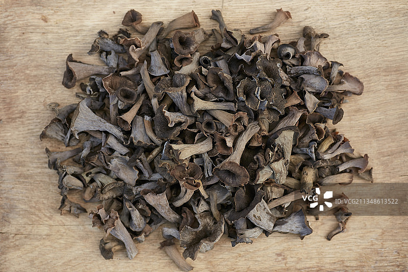 木质背景上的黑喇叭菌（喇叭菌）图片素材