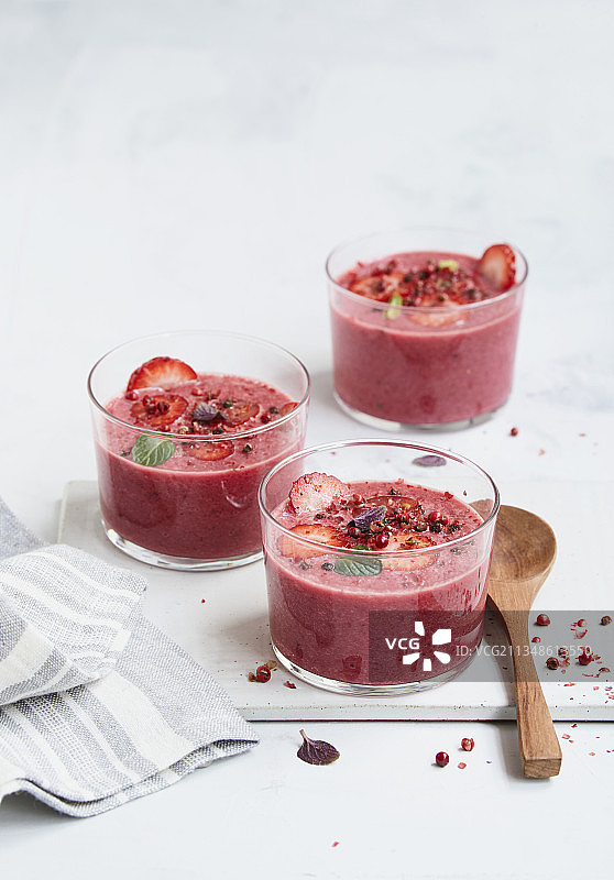 冰镇草莓浓汤配樱桃番茄和粉红胡椒图片素材