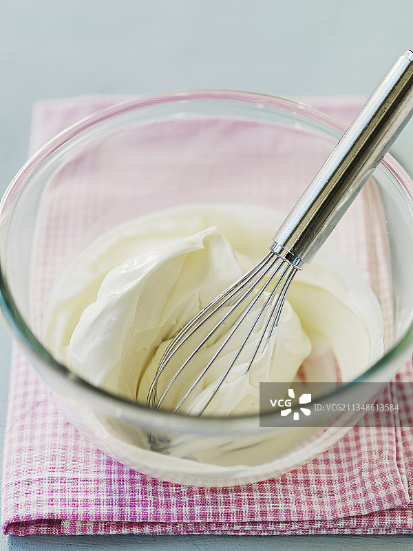 在玻璃碗中搅打双层奶油图片素材