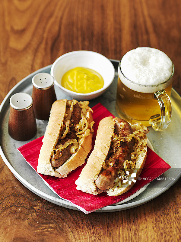 德国热狗配酸菜、芥末和啤酒图片素材