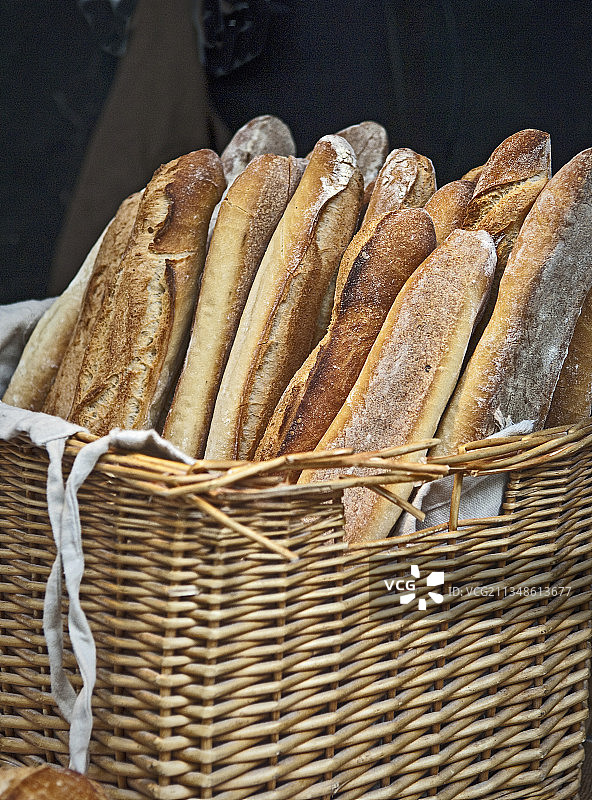 法国面包店里的新鲜法棍面包图片素材