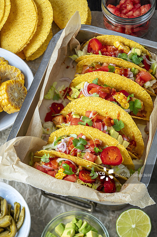 鸡肉蔬菜玉米饼图片素材