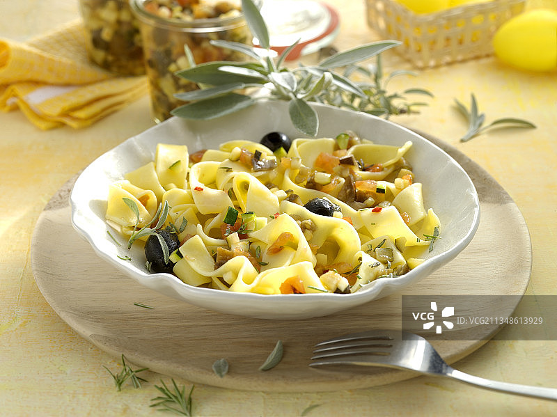 地中海蔬菜罐头酱汁意大利面图片素材