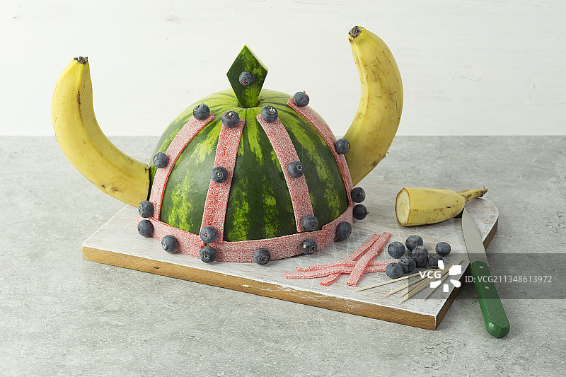 西瓜和香蕉制成的维京头盔图片素材