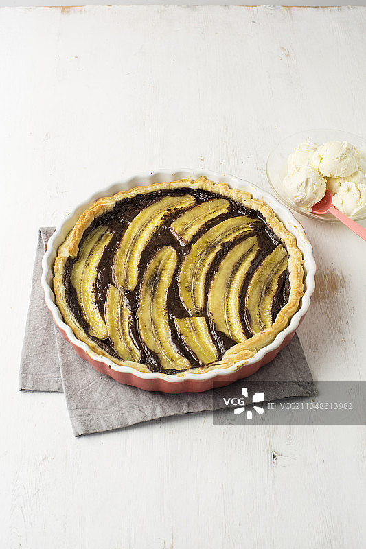 坚果牛轧糖奶油枫糖浆香蕉蛋糕图片素材