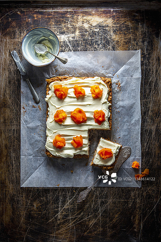 奶油奶酪糖霜和蜜饯胡萝卜的菠萝胡萝卜蛋糕图片素材