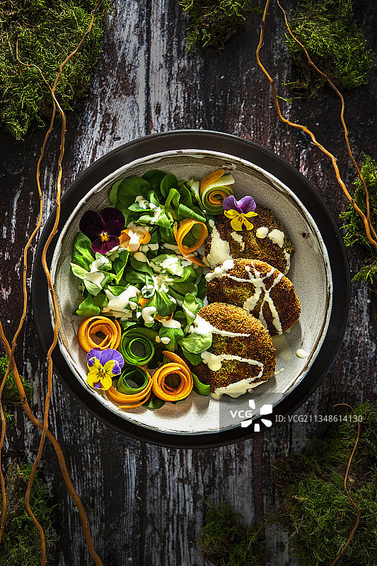 白玉菇饼配奶油荷兰酱和沙拉图片素材