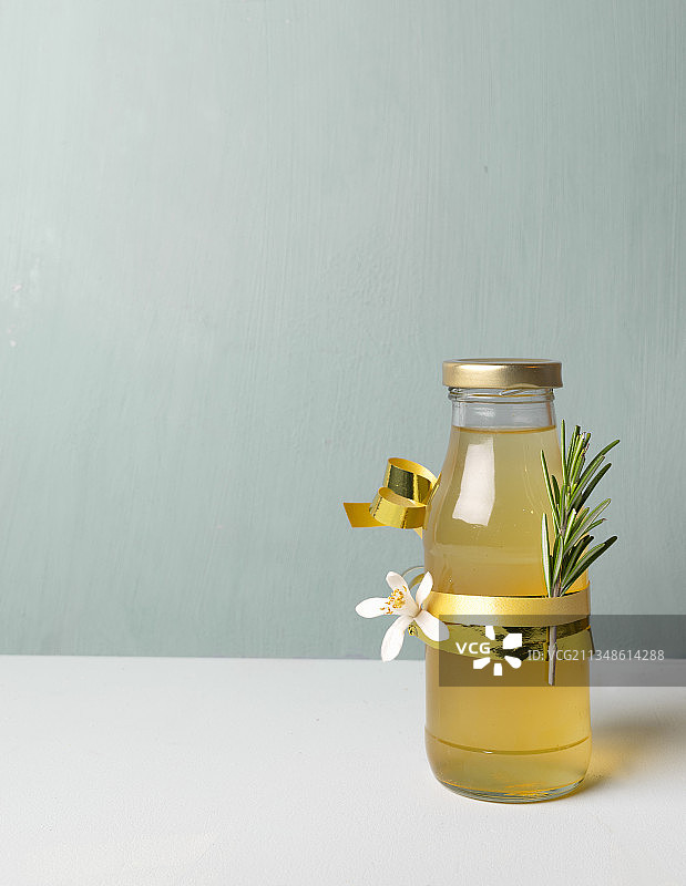 迷迭香杏仁糖浆配伏特加和玫瑰花水图片素材