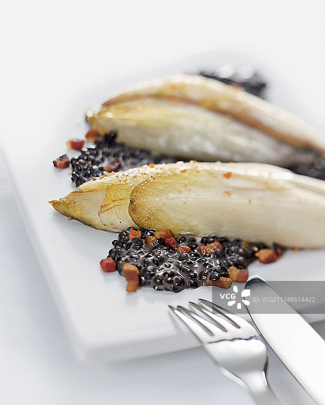 焦糖扁豆上的菊苣（分子料理）图片素材