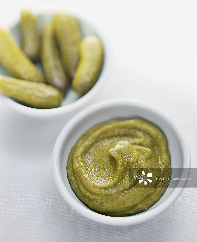 用泡菜和黄原胶制成的绿色番茄酱（分子料理）图片素材