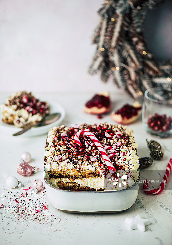 圣诞提拉米苏，配石榴籽和拐杖糖图片素材