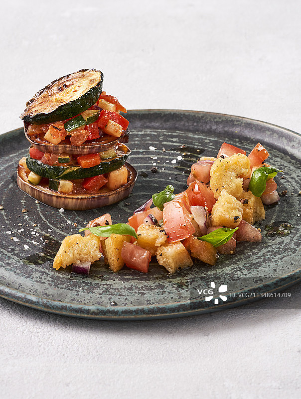 蔬菜千层酥配意式面包沙拉（纯素）图片素材