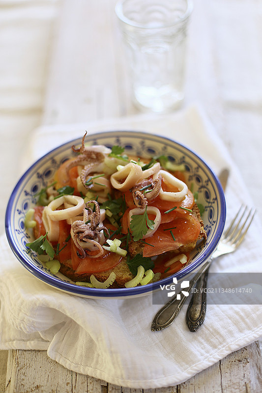 鱿鱼意大利面包沙拉图片素材