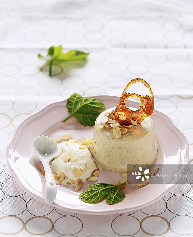 焦糖杏仁无花果布丁图片素材