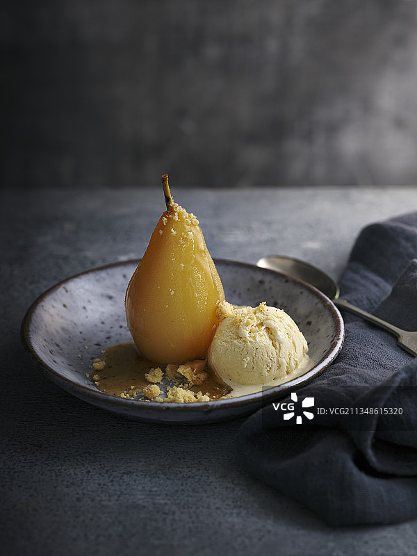 伯爵茶煮梨配香草冰淇淋图片素材