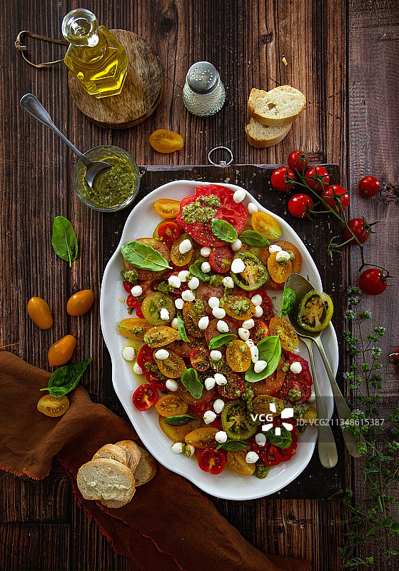 卡普雷塞沙拉：搭配不同颜色和大小的樱桃番茄图片素材