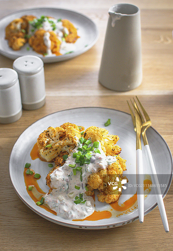 烤花椰菜配酸奶酱图片素材