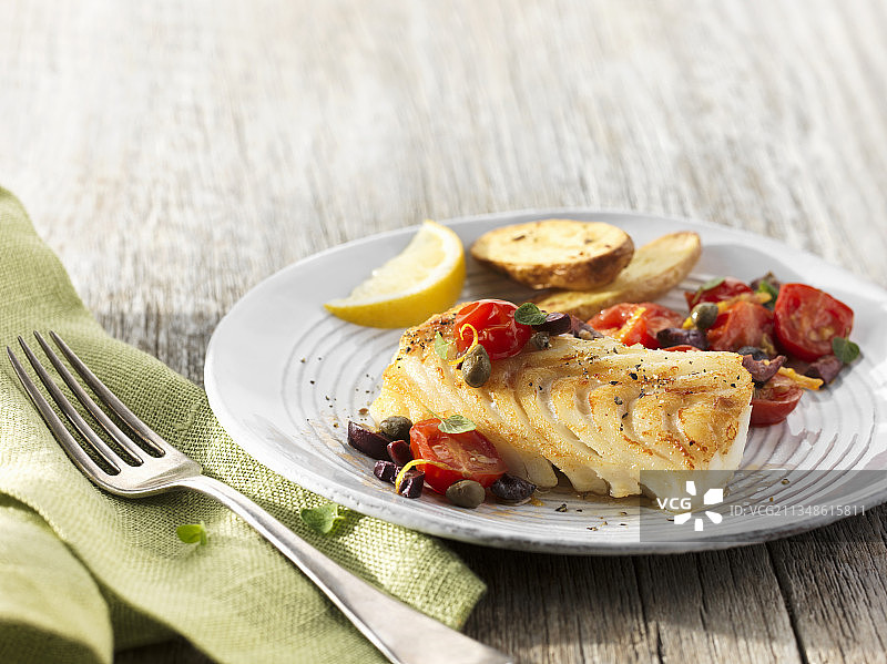 烤太平洋鳕鱼配番茄沙拉图片素材