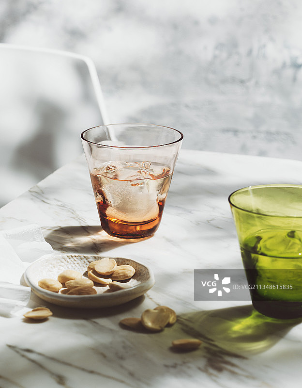 夏日阳光下的矿泉水图片素材