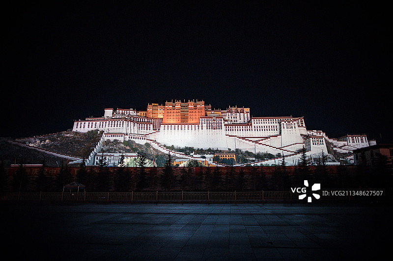 中国拉萨青藏高原西藏布达拉宫夜景正面宫殿神圣朝圣川藏夜晚图片素材