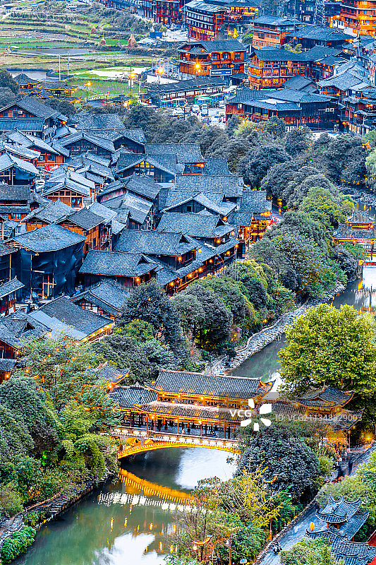 中国贵州西江千户苗寨风雨桥和成排的房屋高视角特写图片素材