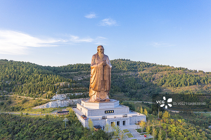 山东省济宁市曲阜尼山圣境旅游区孔子雕像图片素材