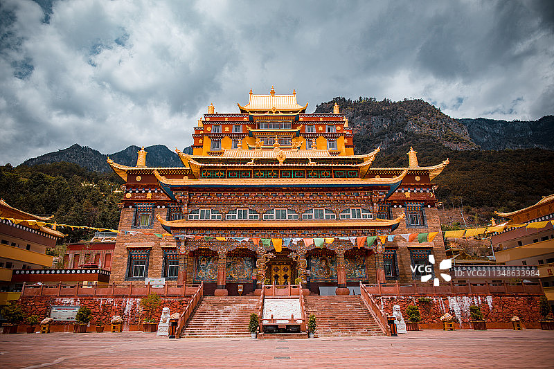 中国四川凉山西昌木里大寺藏传佛教寺庙阴天高原藏区康巴大凉山图片素材