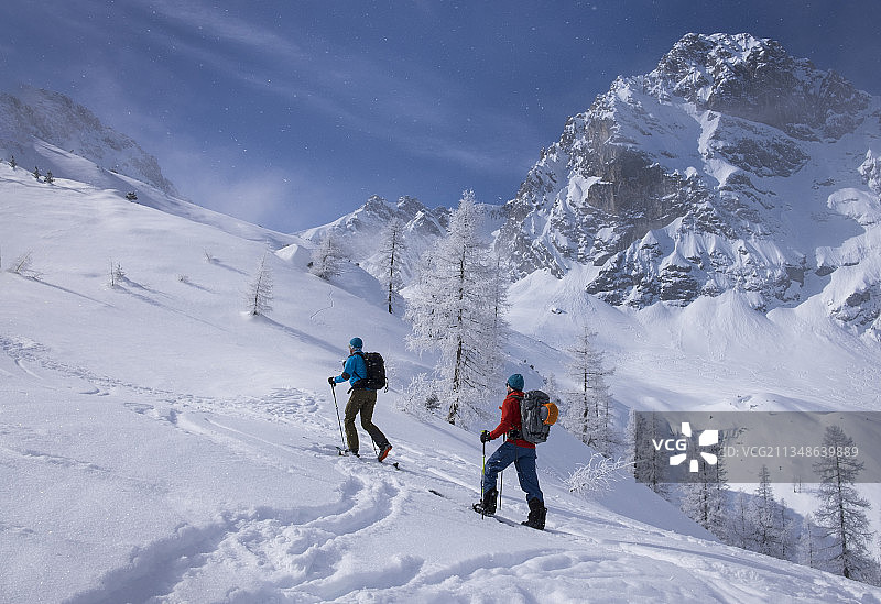 在埃尔瓦尔德的塔亚科普夫滑雪之旅中的两个男人图片素材