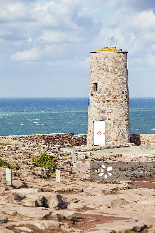 弗雷埃尔海角大型灯塔下方的古老小型灯塔，眺望法国布列塔尼圣布里厄湾图片素材