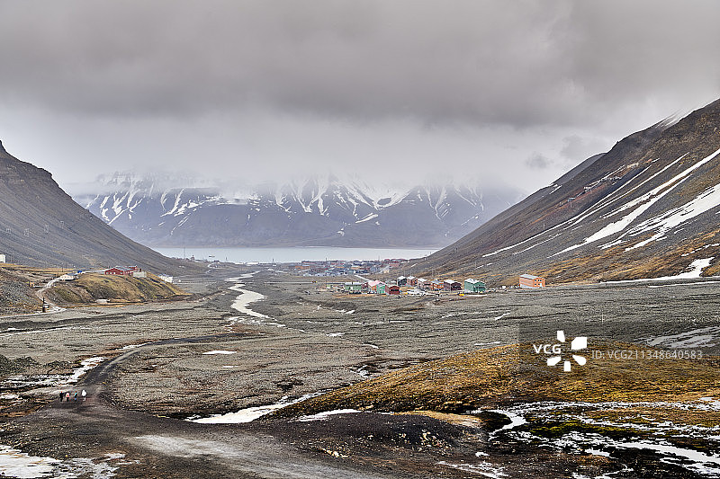 挪威斯瓦尔巴群岛朗伊尔城的夏季图片素材