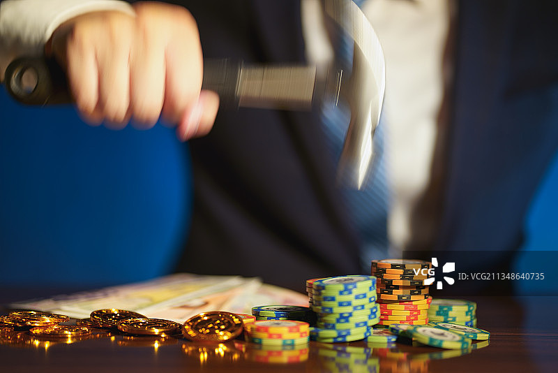 反洗钱，监管，断卡行动，赌博，电子货币，剪刀，信用卡，筹码，图片素材