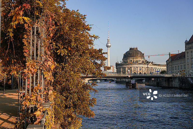 柏林米特区施普雷河畔的秋色，博德博物馆，亚历山大电视塔图片素材