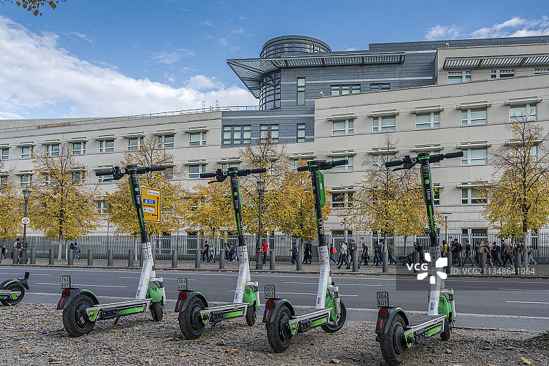 柏林美国大使馆前的电动滑板车图片素材