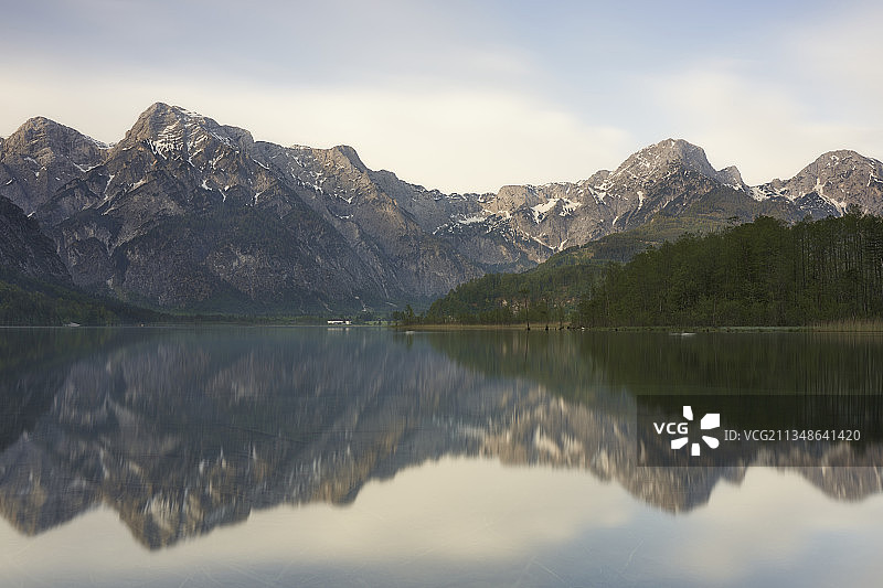奥地利上奥地利州阿尔姆湖的清晨，阿尔姆塔尔日晷，格罗瑟·沃辛，克莱纳·沃辛，费根塔尔 Himmel图片素材