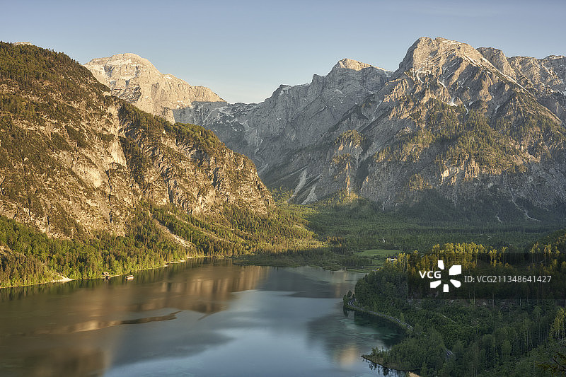 奥地利上奥地利州阿尔姆湖的傍晚氛围图片素材