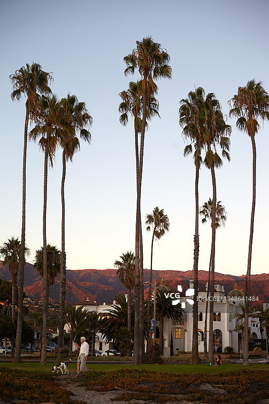 傍晚的木板路，可欣赏美国加利福尼亚州圣巴巴拉圣伊内斯山脉的景色图片素材
