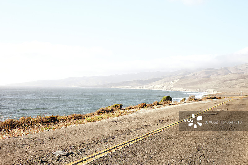 通往美国加州贾拉马海滩的沿海公路图片素材