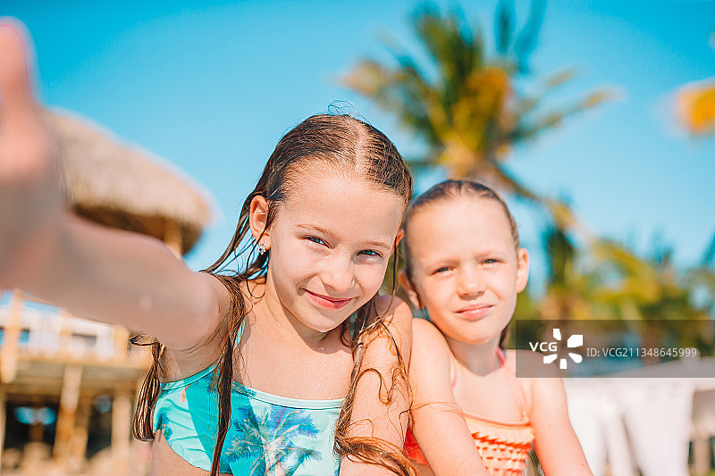 在户外游泳池里玩耍的可爱小女孩们图片素材