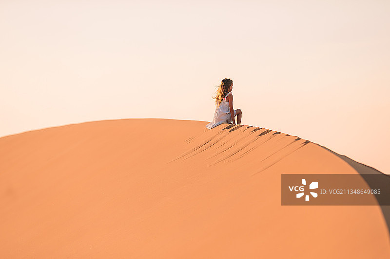 阿拉伯联合酋长国沙漠沙丘中的女孩图片素材