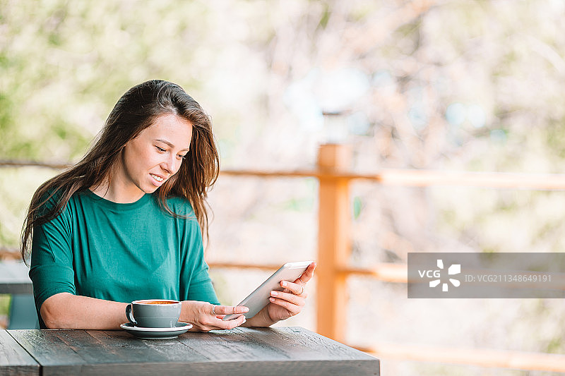 度假中的漂亮女游客图片素材