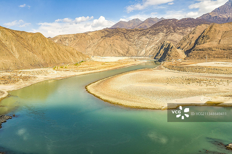 雅鲁藏布环绕达拉岗布神山图片素材
