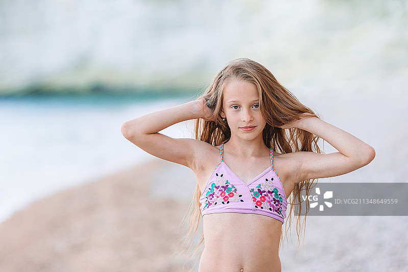 在家庭度假中享受海滩的年轻女孩图片素材